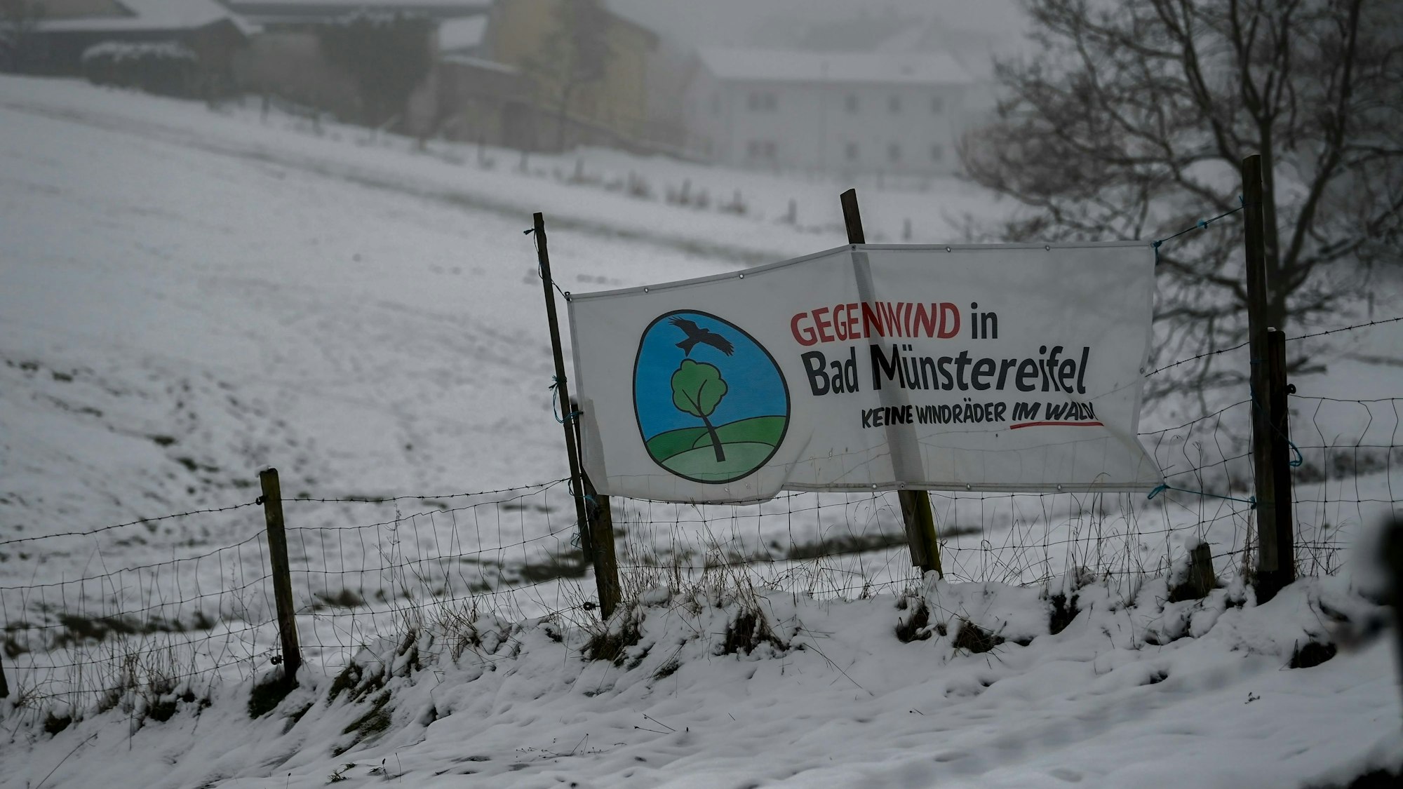 Auf Banner auf einem schneebedeckten Feld ist zu lesen Gegenwind in Bad Münstereifel.