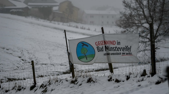 Auf Banner auf einem schneebedeckten Feld ist zu lesen Gegenwind in Bad Münstereifel.