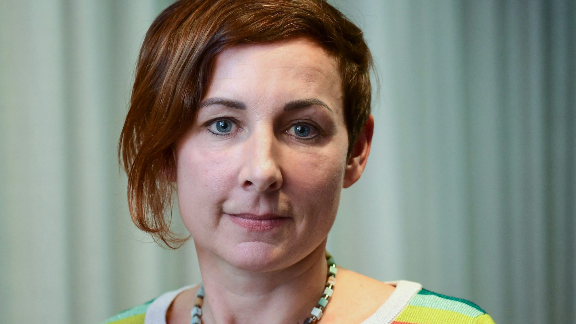 Schriftstellerin Juli Zeh zur Preview des ZDF-Mehrteilers «Unterleuten». Sie trägt eine Halskette und einen bunt-gestreiften Pullover.