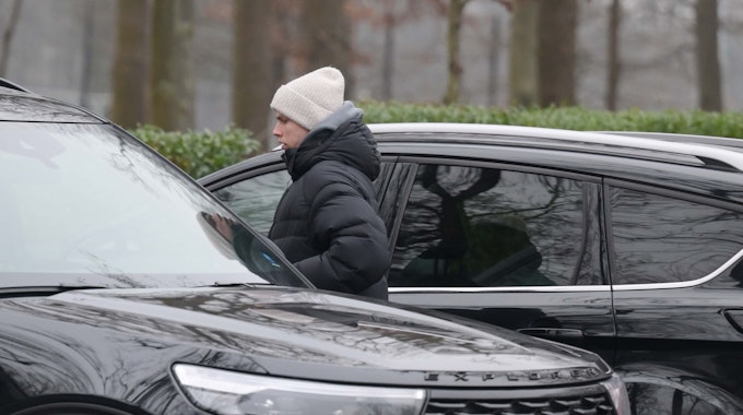 Ondrej Duda steigt in sein Auto und verlässt das Vereinsgelände des 1. FC Köln