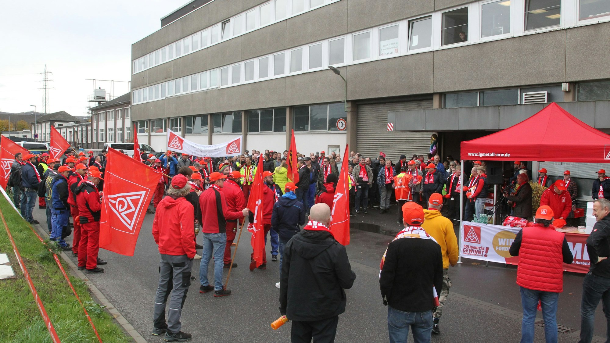 Mit Warnstreiks kämpfen Beschäftigte und Gewerkschaft für einen Erhalt des ZF-Werks. Doch auch auf den Fall der Schließung will die Gemeindeverwaltung vorbereitet sein.