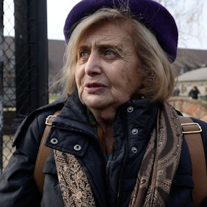 Auf dem Bild besucht Tova Friedman die Gedenkstätte in Auschwitz.
