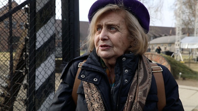 Auf dem Bild besucht Tova Friedman die Gedenkstätte in Auschwitz.