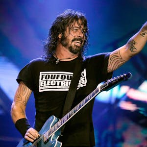 Dave Grohl, Frontmann der US-Band Foo Fighters, zeigt bei einem Konzert im September 2019 in die Menge.