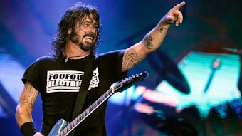 Dave Grohl, Frontmann der US-Band Foo Fighters, zeigt bei einem Konzert im September 2019 in die Menge.