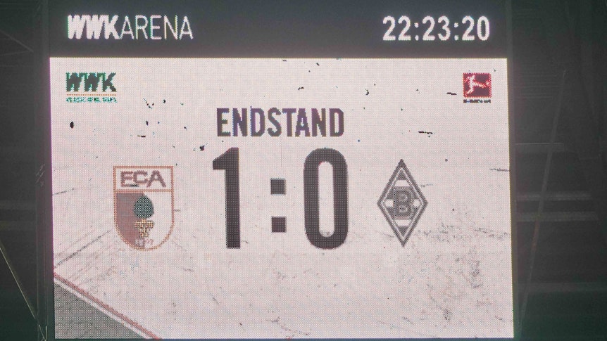 Die Anzeigetafel in der WWK-Arena zeigt den Endstand am 25. Januar 2023 zwischen dem FC Augsburg und Borussia Mönchengladbach: 1:0.