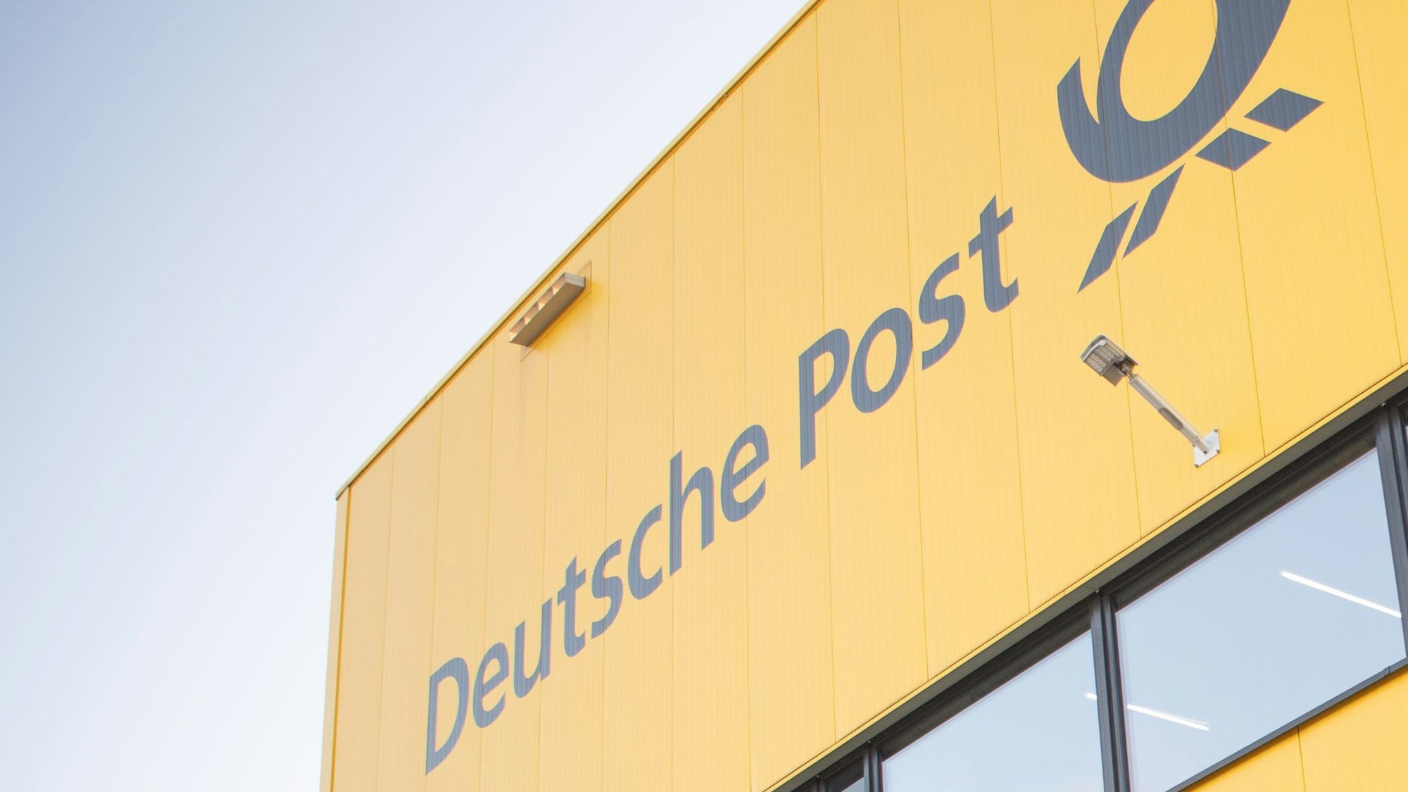 Das Logo der Deutschen Post ist auf einem Brief- und Paketzentrum zu sehen. (Symbolbild)