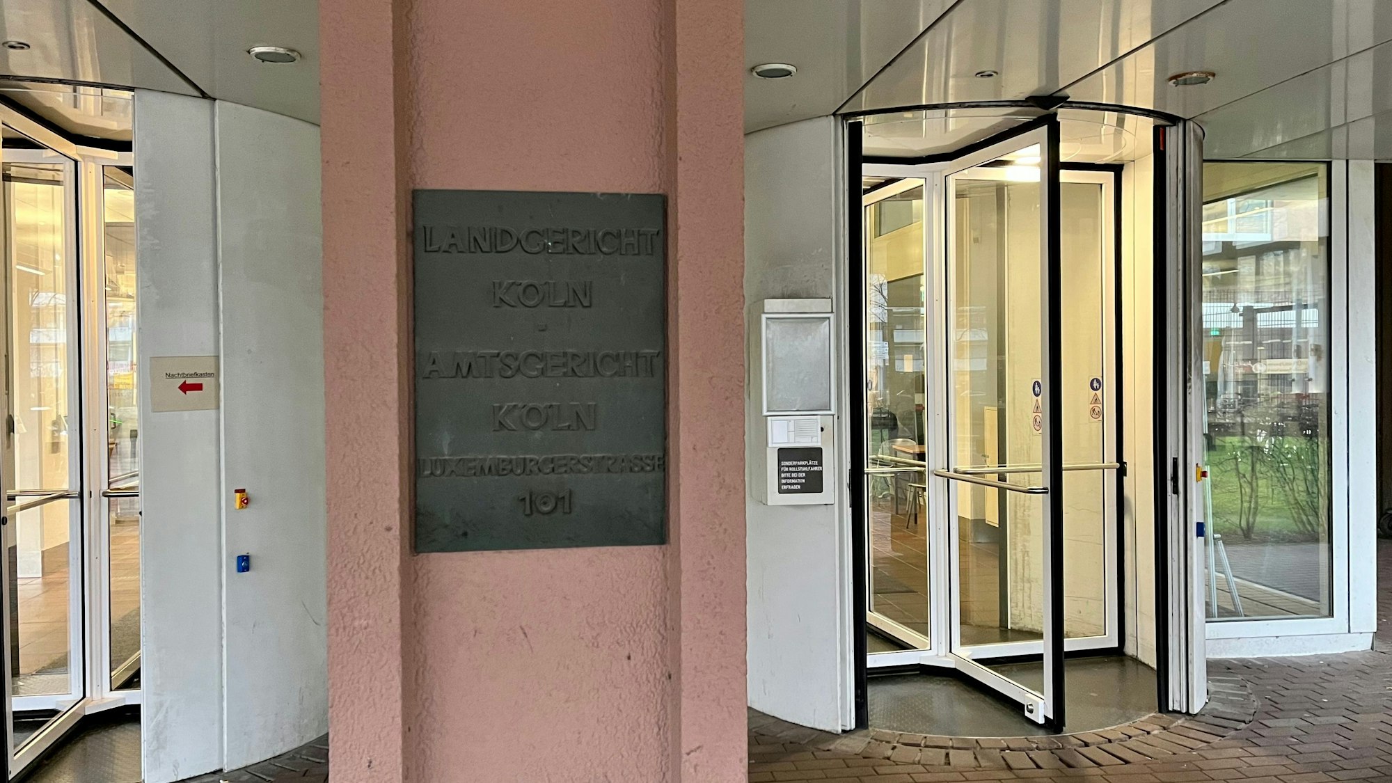 Eingangstüren des Landgerichts in Köln