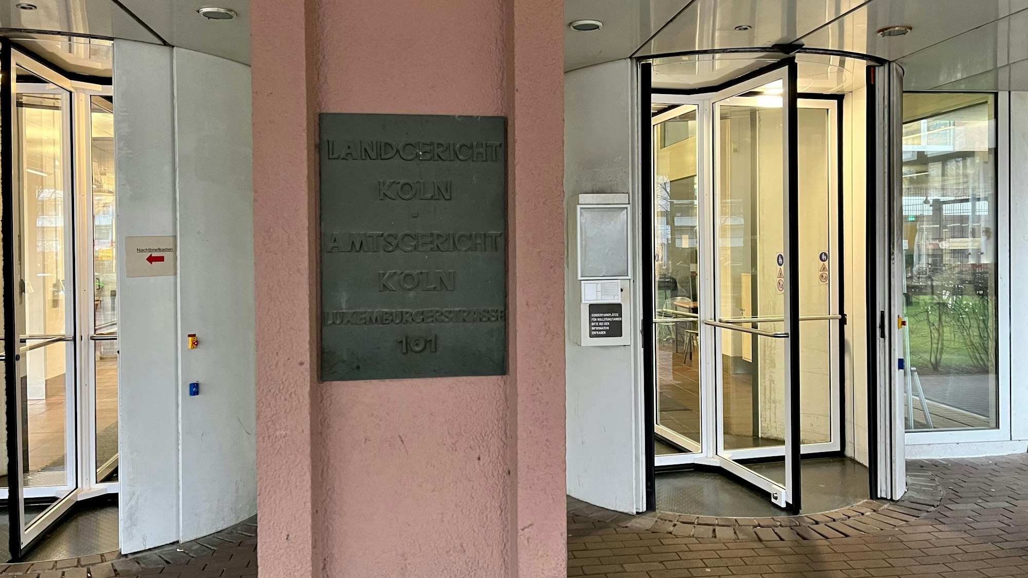 Eingang des Kölner Land- und Amtsgerichts.