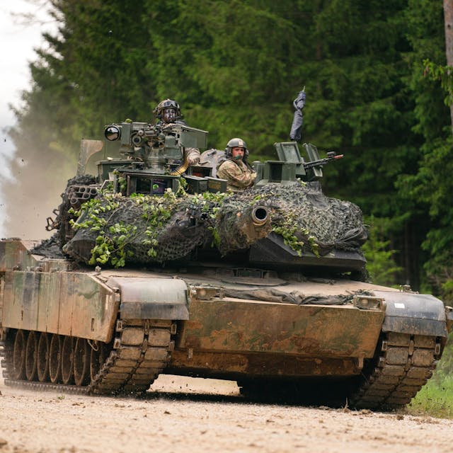 Ein Panzer des Typs M1 Abrams der US Army fährt während einer multinationalen Übung auf dem Truppenübungsplatz Hohenfels über eine Straße.