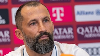 Sportvorstand Hasan Salihamidzic nimmt an einer Pressekonferenz des FC Bayern München teil.