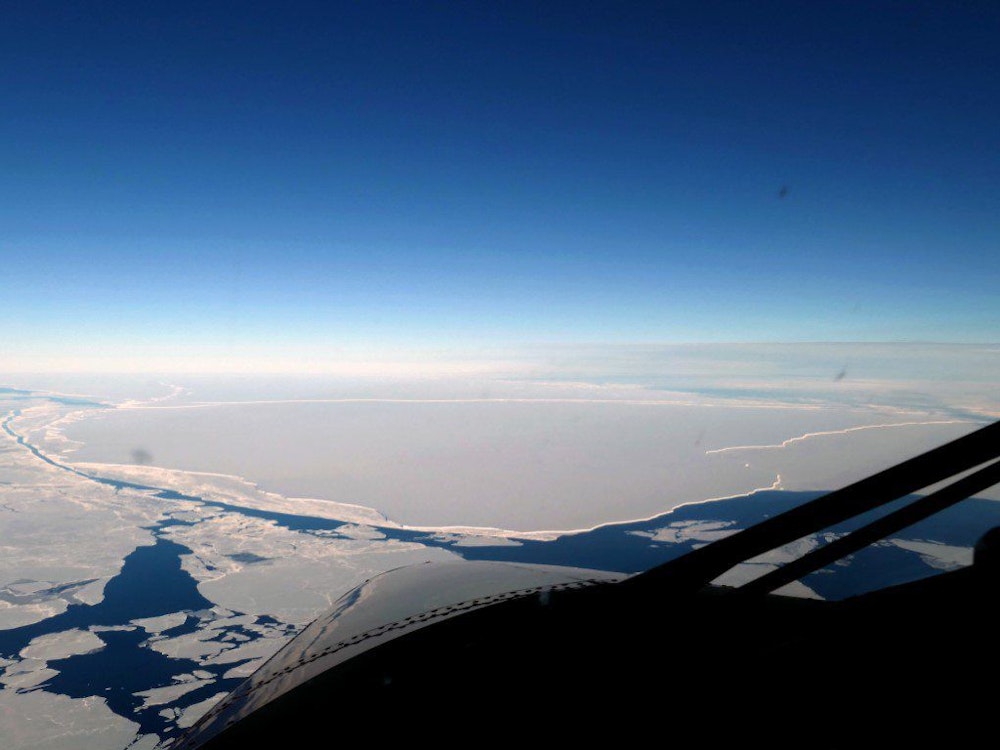 In der Antarktis ist ein Eisberg von etwa der Größe Londons abgebrochen. Das Foto zeigt ihn aus der Luft.