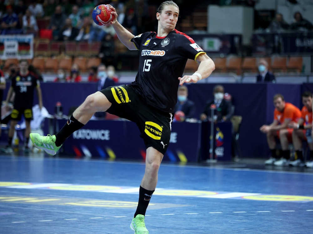 Deutschlands Juri Knorr wirft auf das Tor der Niederländer bei der Handball-WM 2023.