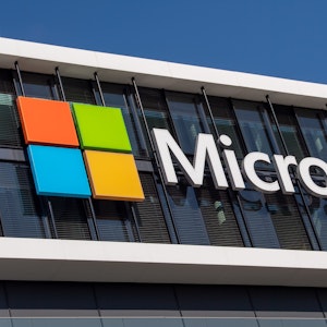 Das Microsoft Logo, hier im März 2021, hängt an der Fassade eines Bürogebäudes in der Parkstadt Schwabing, im Norden der bayerischen Landeshauptstadt. Am Mittwochmorgen (25. Januar 2023) gibt es eine große Störung bei Microsoft-Diensten.
