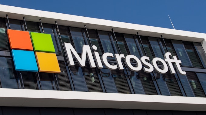 Das Microsoft Logo, hier im März 2021, hängt an der Fassade eines Bürogebäudes in der Parkstadt Schwabing, im Norden der bayerischen Landeshauptstadt. Am Mittwochmorgen (25. Januar 2023) gibt es eine große Störung bei Microsoft-Diensten.