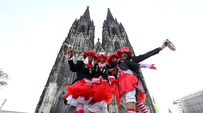 Frauen-Gruppe in Kostümen vor dem Kölner Dom