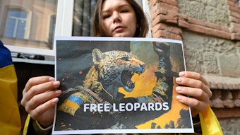 „Lasst die Leoparden frei“: Eine Ukrainerin demonstriert vor der deutschen Botschaft in Kiew.