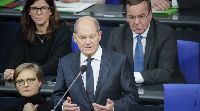 Bundeskanzler Olaf Scholz (SPD) spricht bei der Regierungsbefragung im Bundestag. Im Hintergrund ist Boris Pistorius (SPD), Bundesminister der Verteidigung zu sehen.