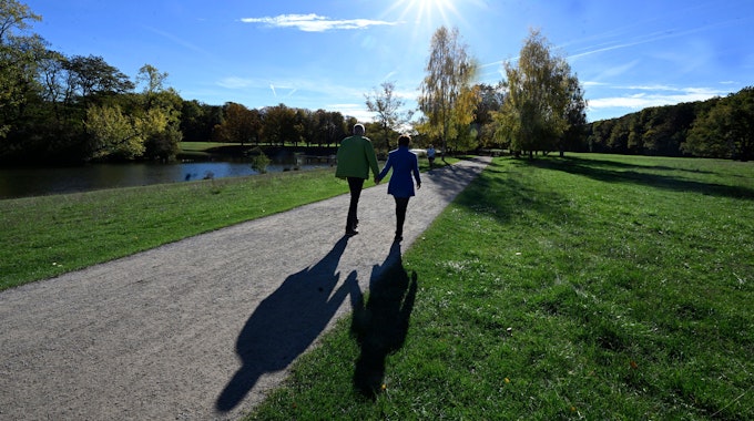 Nordrhein-Westfalen, Köln: Spaziergänger nutzen den Sonnenschein und die warmen Temperaturen für einen Spaziergang durch den Kölner Grüngürtel am Decksteiner Weiher.&nbsp;