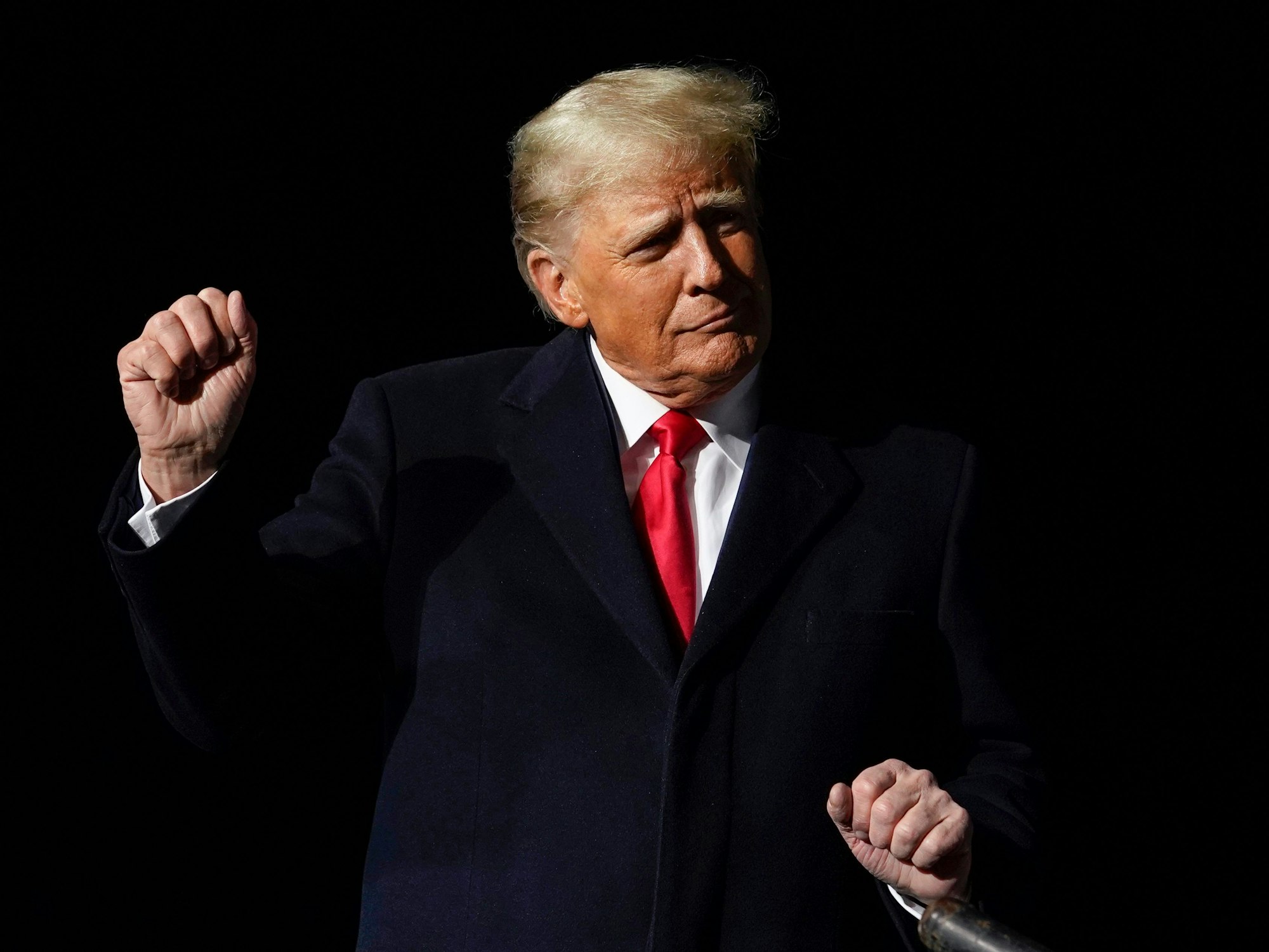 Donald Trump, ehemaliger Präsident der USA, tanzt nach seiner Rede bei einer Wahlkampfveranstaltung zur Unterstützung der Kampagne des republikanischen Ohio-Senatskandidaten Vance am 7. November 2022.