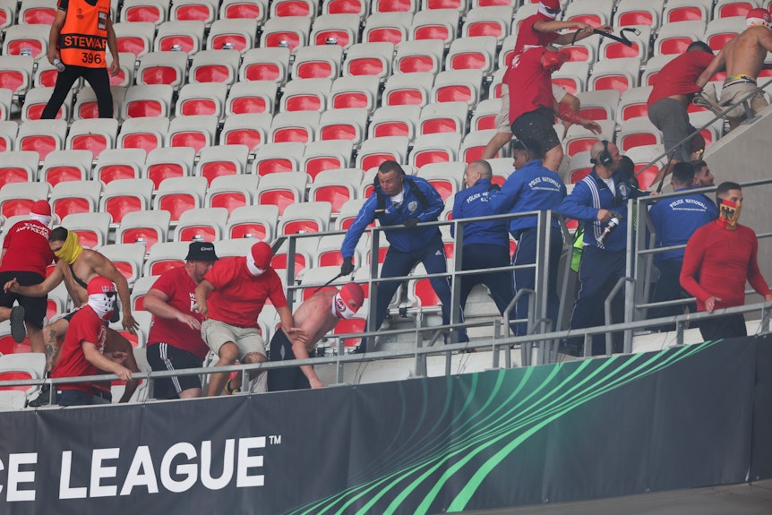 Fußball: UEFA Europa Conference League, OGC Nizza - 1. FC Köln, Gruppe D, 1. Spieltag in Allianz Riviera Stadion. Sicherheitskräfte gehen gegen Fans auf Tribüne vor.