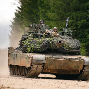Ein Panzer des Typs M1 Abrams der US Army fährt während einer multinationalen Übung auf dem Truppenübungsplatz Hohenfels am 8. Juni 2022 über eine Straße.