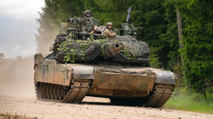 Ein Panzer des Typs M1 Abrams der US Army fährt während einer multinationalen Übung auf dem Truppenübungsplatz Hohenfels am 8. Juni 2022 über eine Straße.
