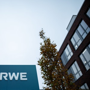 Am Eingang des RWE-Campus ist ein Schild mit dem Logo des Konzerns zu sehen.