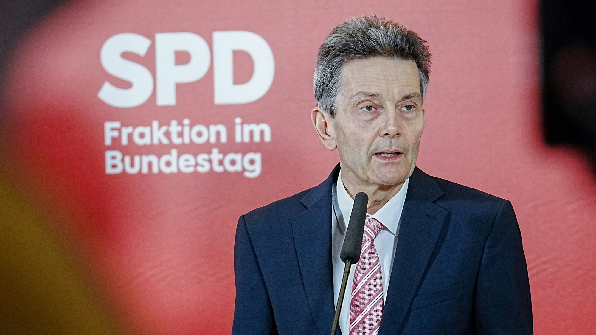 Rolf Mützenich, Vorsitzender der SPD-Bundestagsfraktion, hat in einem Brief die Kritiker der Bundesregierung scharf kritisiert. (Archivbild)