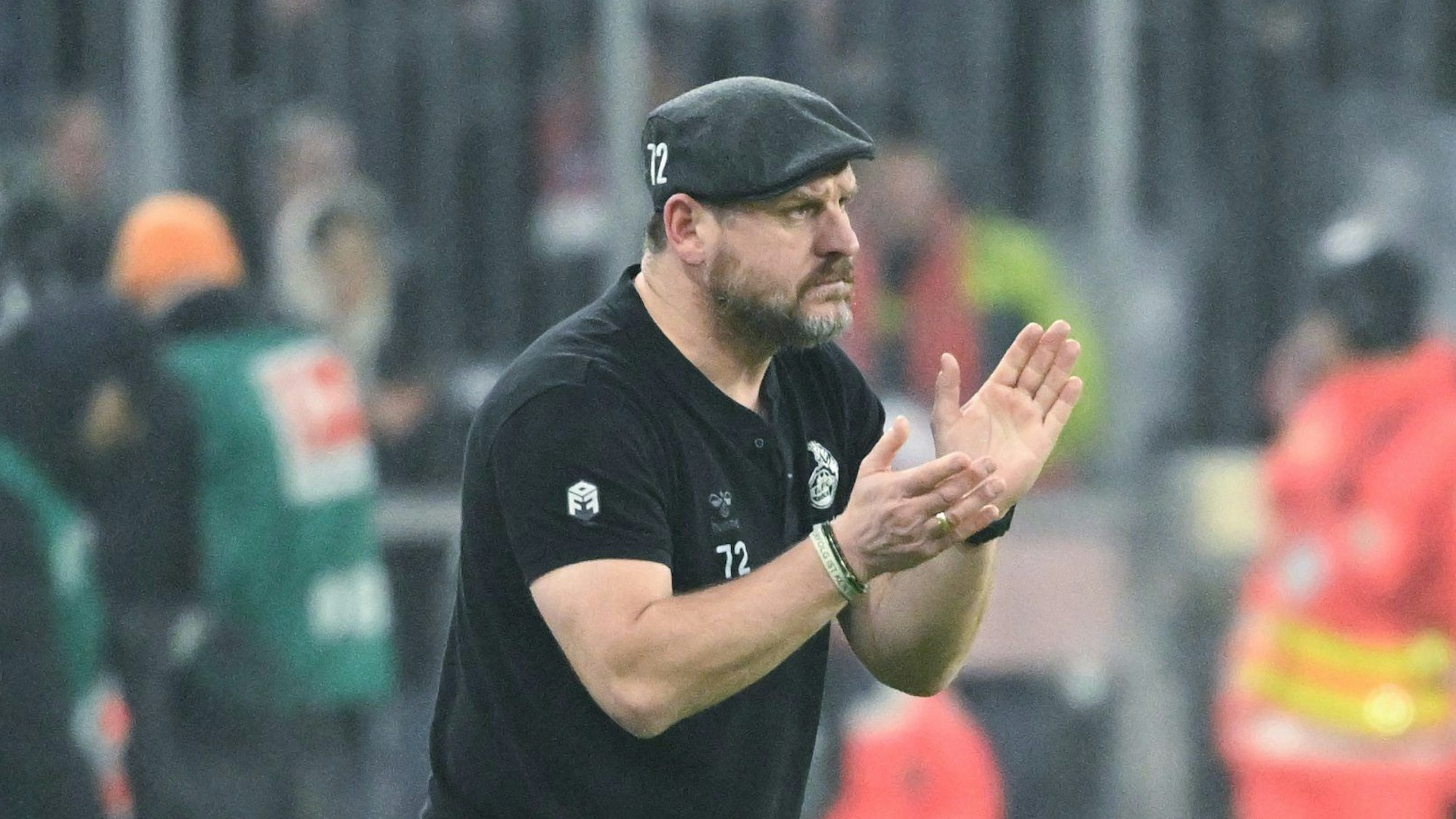 Kölns Trainer Steffen Baumgart klatscht in die Hände.