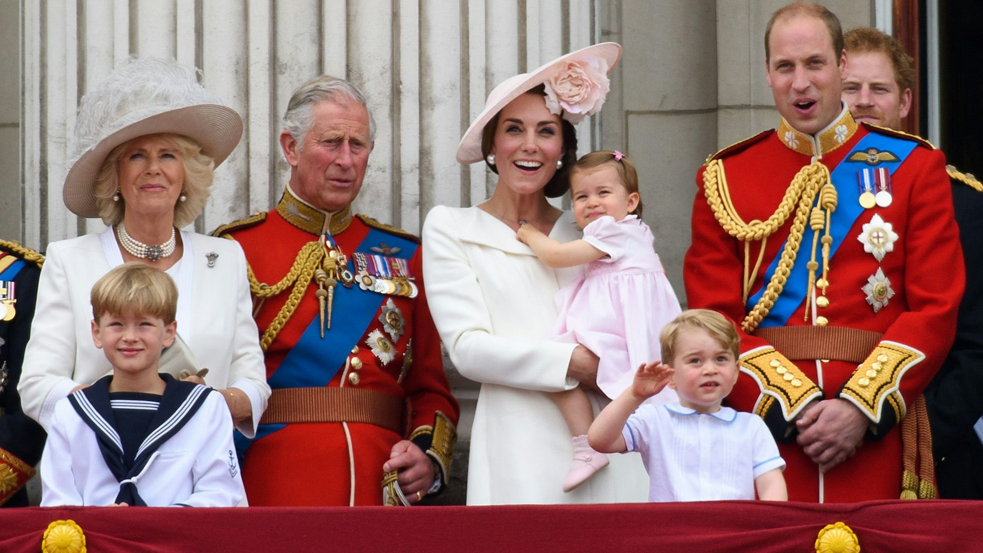 Camilla, der damalige Prinz Charles, Prinzessin Kate, Prinzessin Charlotte, Prinz George und Prinz William beobachten die Flugzeuge während „Trooping the Colour“.