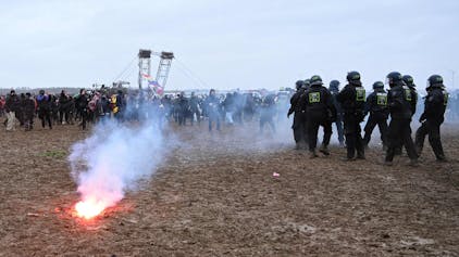 Polizisten und Aktivisten geraten am Rande der Demonstration von Lützerath aneinander. Ein Feuerwerkskörper ist gezündet worden.&nbsp;
