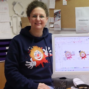 Rebecca Wolf zeigt eine Stickdatei auf ihrem Bildschirm. Der fertige Clown besteht aus 59.775 Stichen.