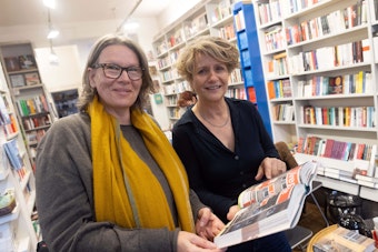 Köln, RSK, Buch "Frauenperspektiven in Köln" mit Bettina Fliner (schwarzes Oberteil) und Christiane Moschle