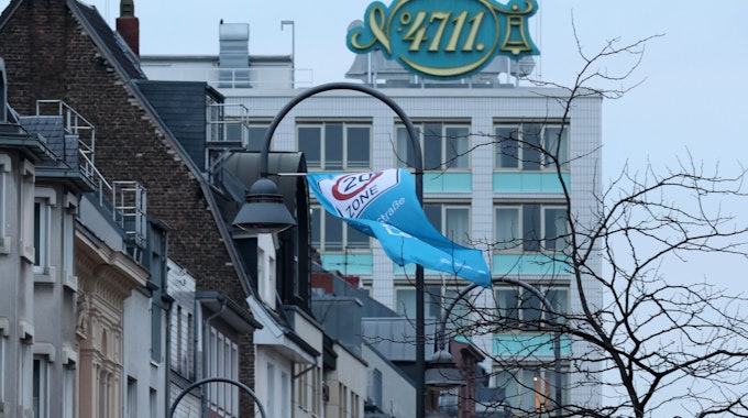 Über der Venloer Straße (ab Innere Kanalstraße) hängen Banner, die Tempo 20 erklären.