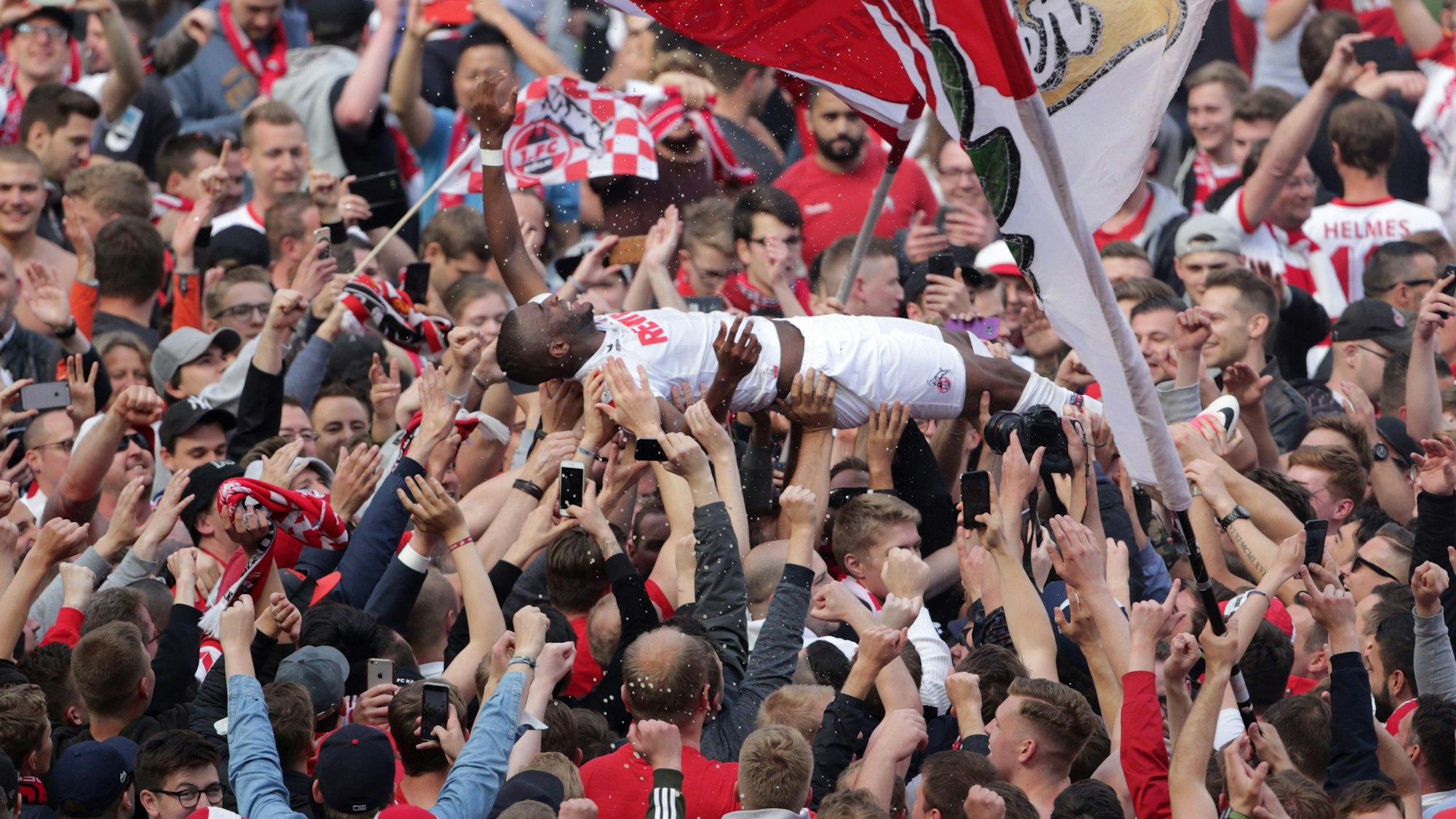 Anthony Modeste, Stürmer des 1. FC Köln, wird von den FC-Fans nach dem letzten Saisonspiel und dem Sieg über Mainz 05, der für die Qualifikation zur Europa League reichte, durch den Innenraum des Stadions getragen.