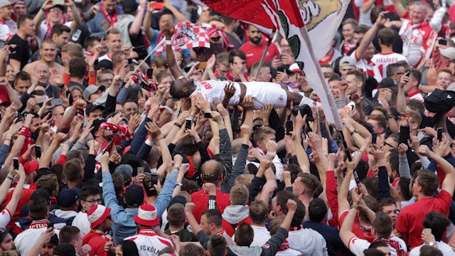 Anthony Modeste, Stürmer des 1. FC Köln, wird von den FC-Fans nach dem letzten Saisonspiel und dem Sieg über Mainz 05, der für die Qualifikation zur Europa League reichte, durch den Innenraum des Stadions getragen.&nbsp;