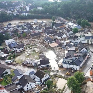 Die mit einer Drohne gefertigte Aufnahme zeigt die Verwüstungen, die das Hochwasser der Ahr in dem Eifel-Ort angerichtet hat. In Schuld bei Adenau waren den Angaben zufolge in der Flutnacht zum Donnerstag sechs Häuser eingestürzt.