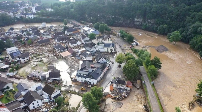 Die mit einer Drohne gefertigte Aufnahme zeigt die Verwüstungen, die das Hochwasser der Ahr in dem Eifel-Ort angerichtet hat. In Schuld bei Adenau waren den Angaben zufolge in der Flutnacht zum Donnerstag sechs Häuser eingestürzt.