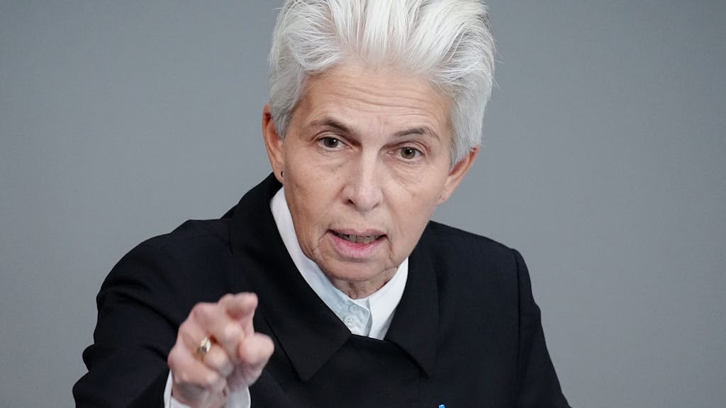 Marie-Agnes Strack-Zimmermann (FDP) bei der Sitzung des Bundestags (2022).