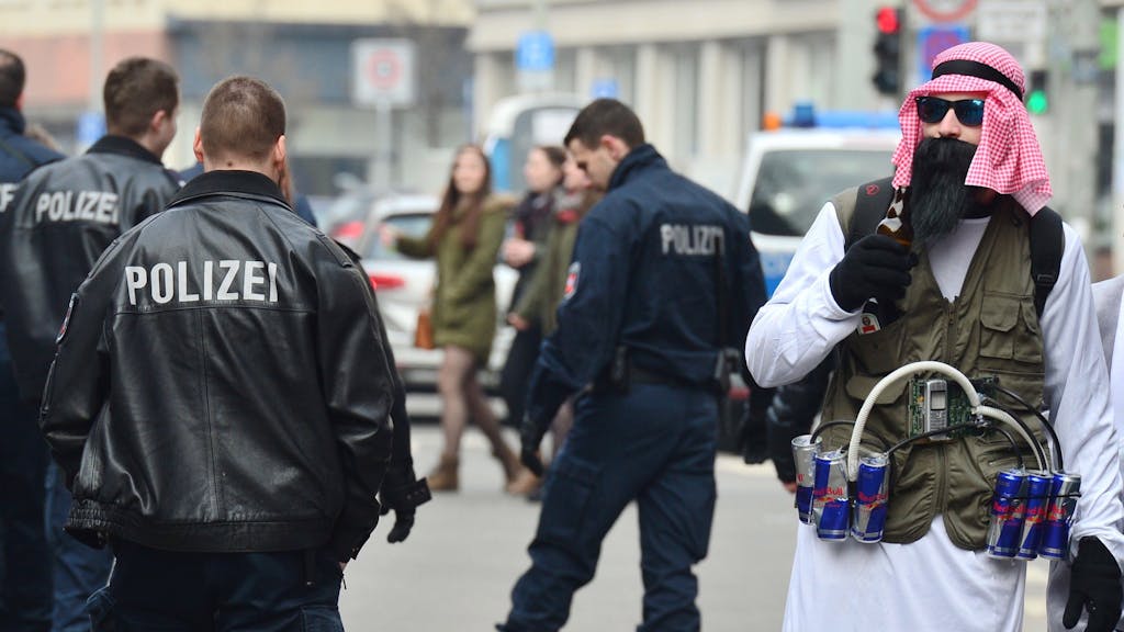 Ein als Terrorist verkleideter Karnevalist mit „Sprengstoffgürtel“ aus Energy-Drinks während der Karnevalszeit am 15. Februar 2015.