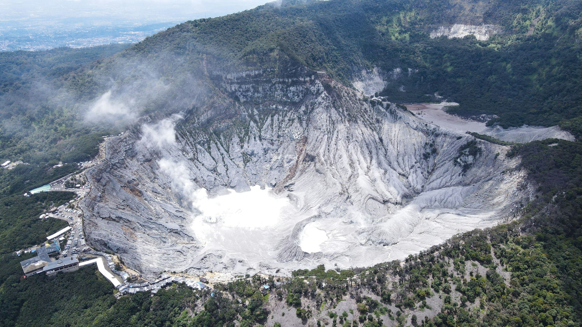Indonesien, Bandung: Blick auf den Krater des Tangkuban Perahu, eines Vulkans