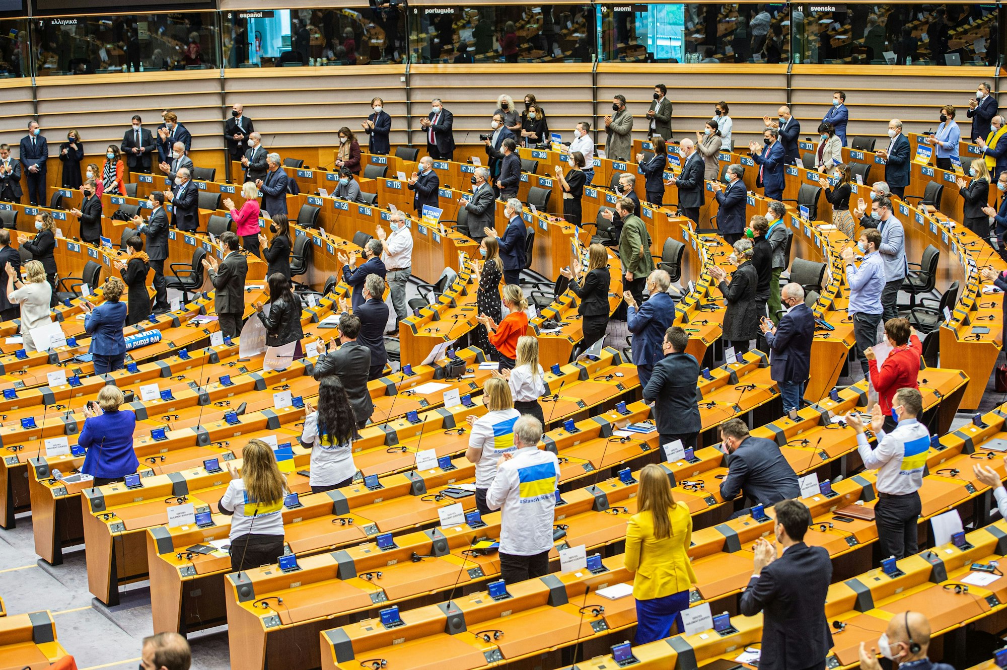 Die Parlamentsmitglieder erheben sich und klatschen nach einer Rede von Wolodymyr Selenskyj im März 2022.
