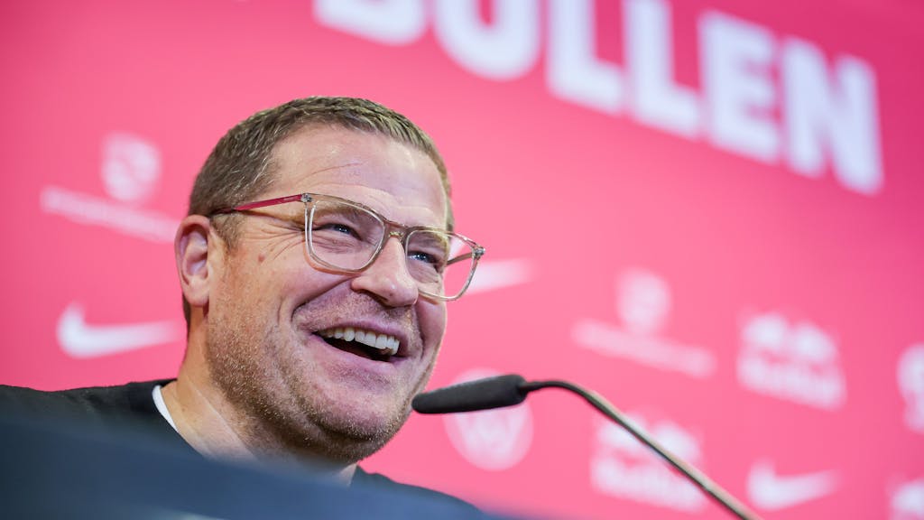 RB Leipzigs Sportvorstand Max Eberl lacht während einer Pressekonferenz.
