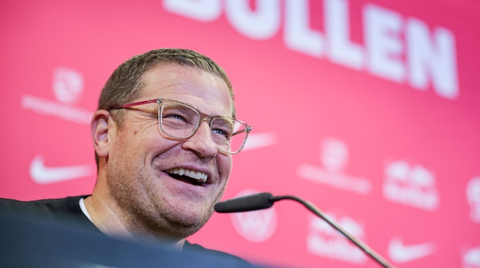 RB Leipzigs Sportvorstand Max Eberl lacht während einer Pressekonferenz.