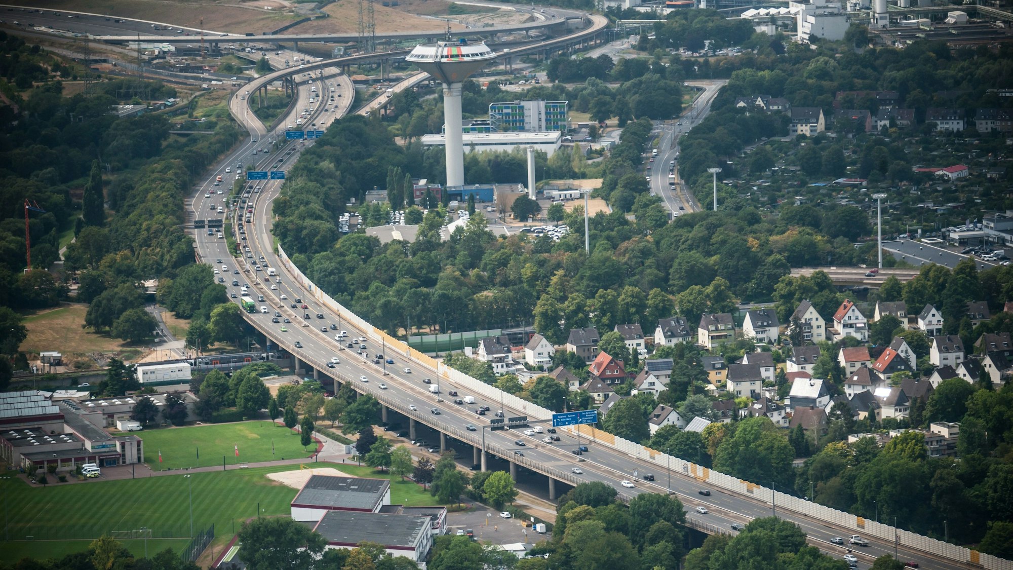 Luftbild der Stelze der Autobahn 1 auf Leverkusener Stadtgebiet