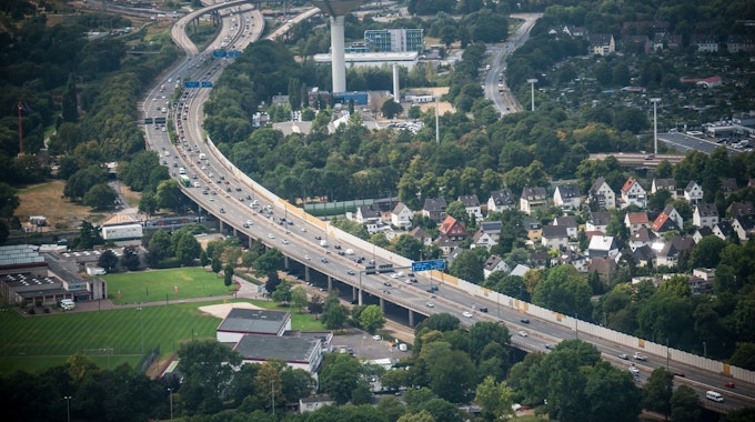 Luftbild der Stelze der Autobahn 1 auf Leverkusener Stadtgebiet