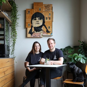 Alisa Welzel und Maximilian Schepp mit Mops Pina im Café Lumos