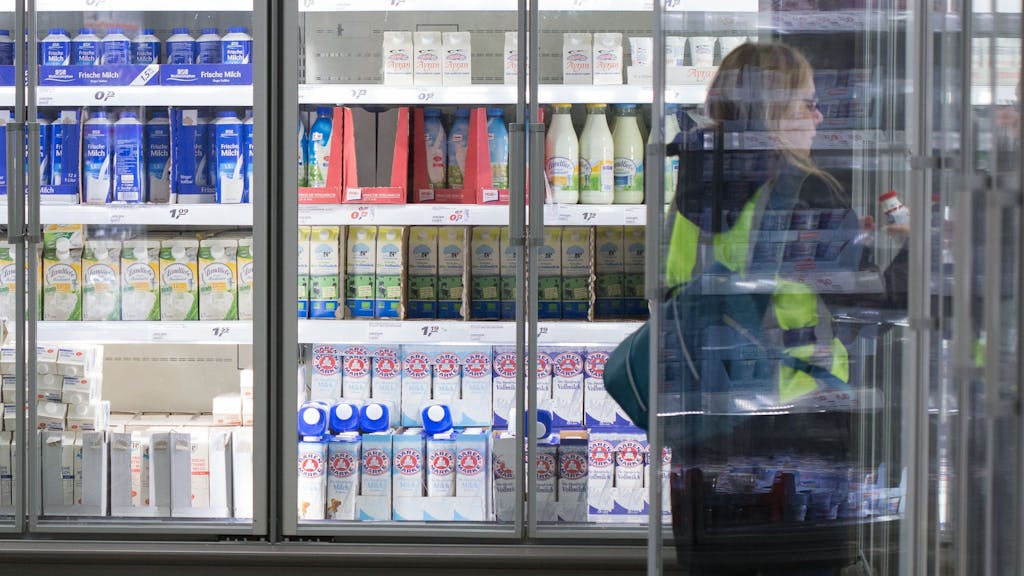 Eine Frau steht in einem Einkaufsmarkt vor einem Kühlregal mit Milchprodukten. (Berichtigt - Hinweis auf derzeit nicht gesendete Studie herausgenommen) +++ dpa-Bildfunk +++