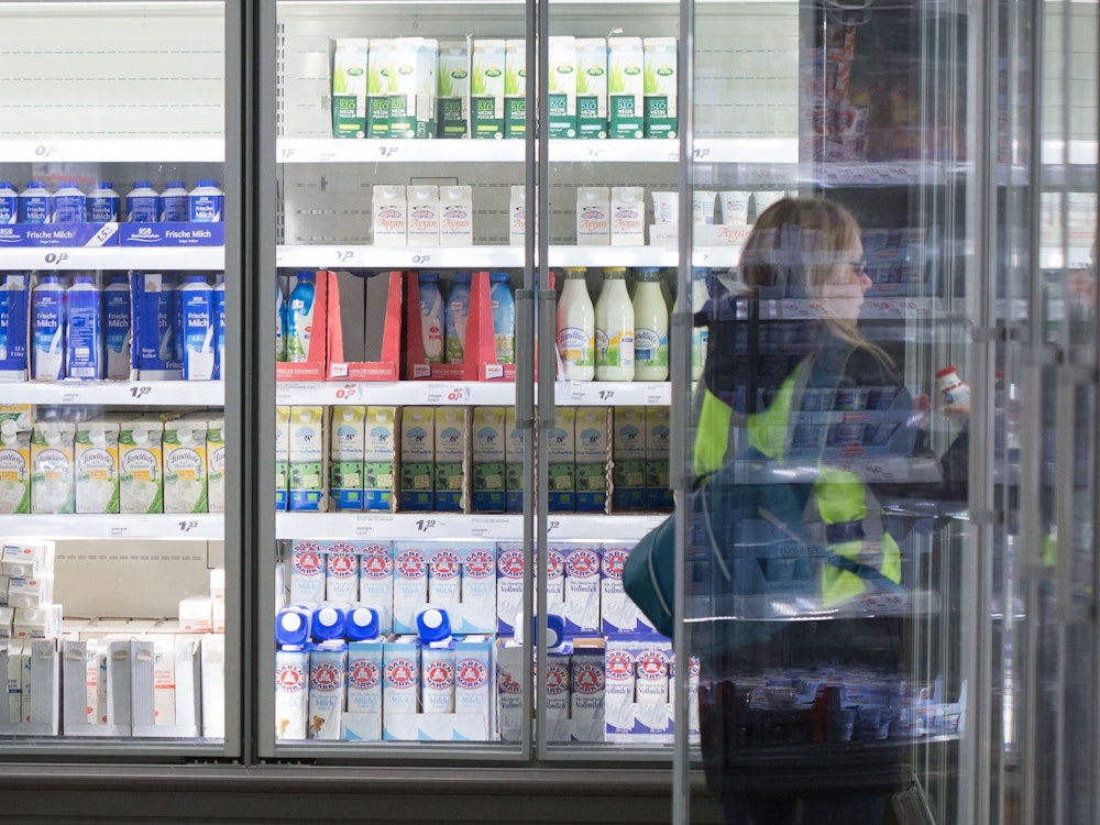 Eine Frau steht in einem Einkaufsmarkt vor einem Kühlregal mit Milchprodukten. (Berichtigt - Hinweis auf derzeit nicht gesendete Studie herausgenommen) +++ dpa-Bildfunk +++